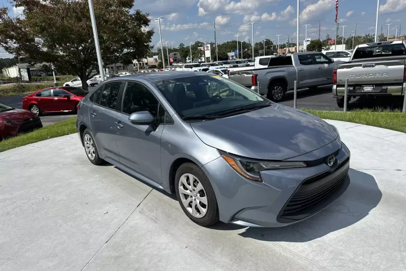 2024 Toyota Corolla LE photo 1