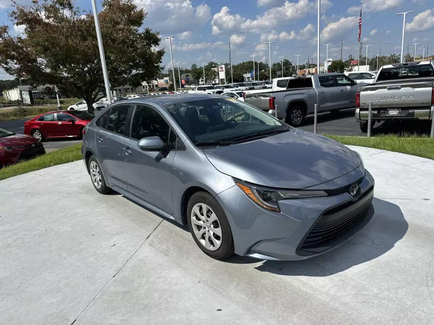 2024 Toyota Corolla LE photo 1