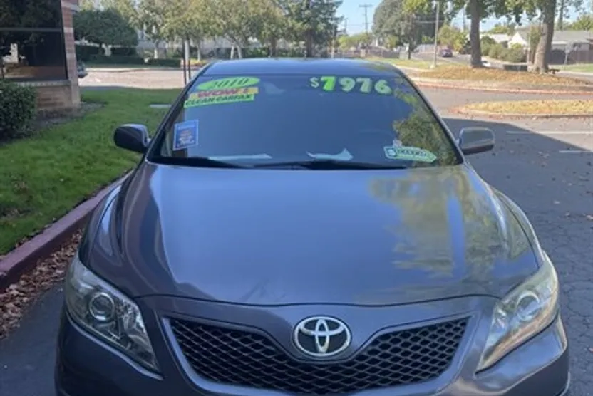 2010 Toyota Camry SE photo 1