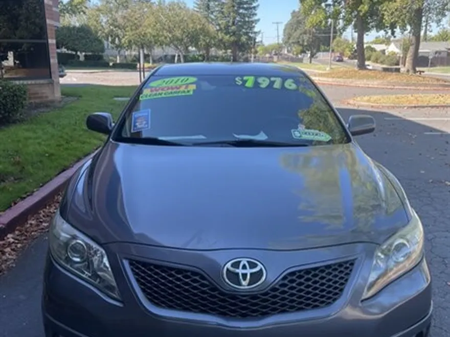 2010 Toyota Camry SE photo 1