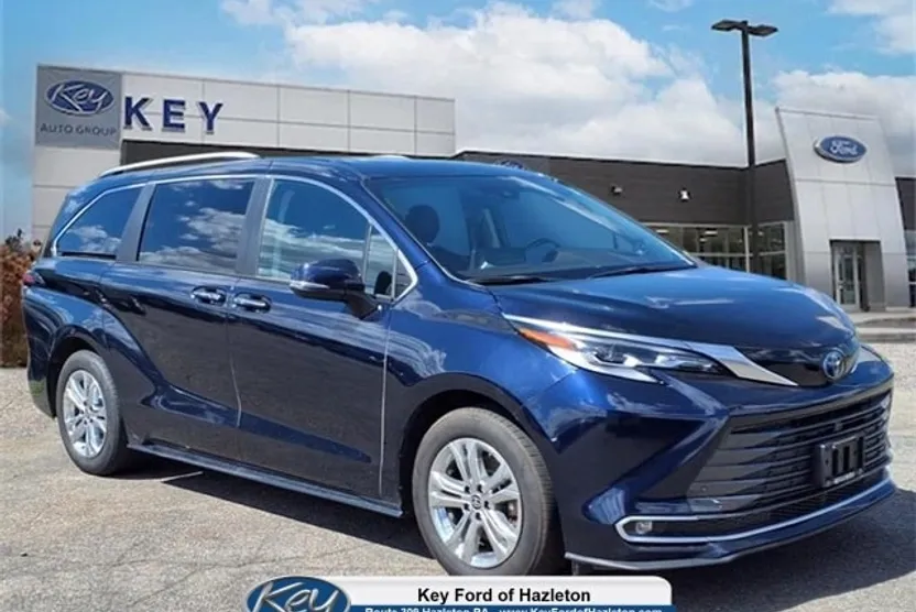 2023 Toyota Sienna Platinum photo 1