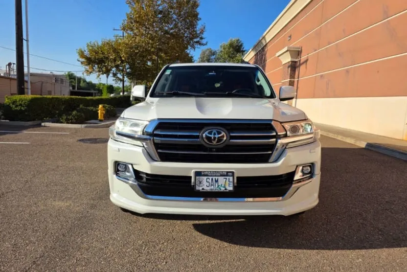 2016 Toyota Land Cruiser Base photo 1