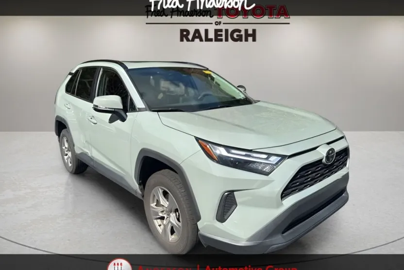 2022 Toyota RAV4 XLE photo 1