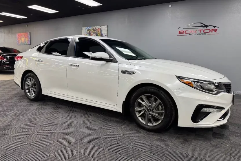 2019 Kia Optima LX photo 1