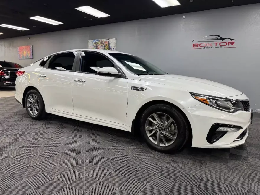 2019 Kia Optima LX photo 1
