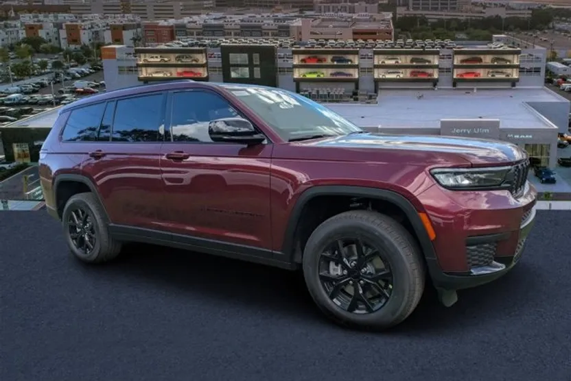 2025 Jeep Grand Cherokee Laredo Altitude photo 1