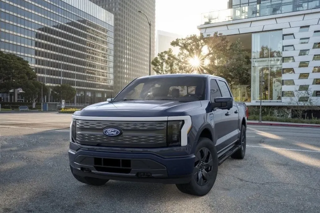 2025 Ford F-150 Lightning Lariat photo 1