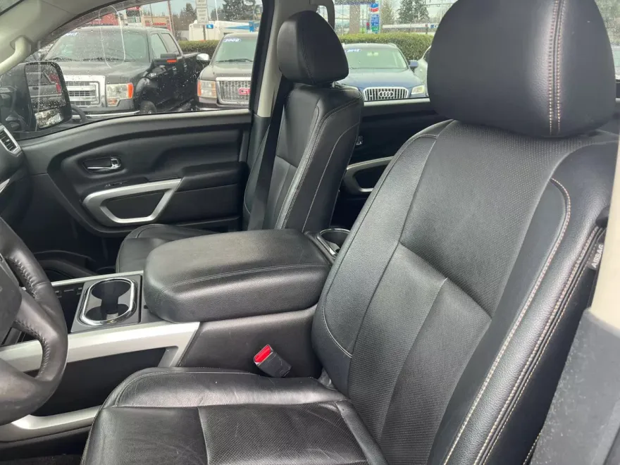 2018 Nissan Titan Crew Cab SV photo 1