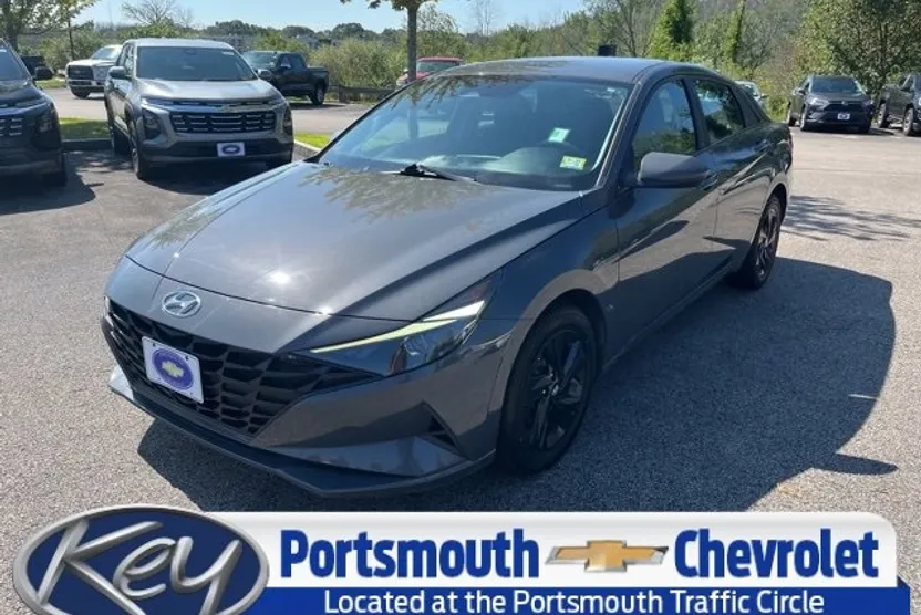 2023 Hyundai Elantra SEL photo 1