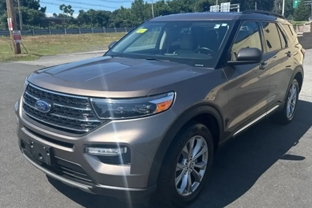 2021 Ford Explorer XLT photo 1