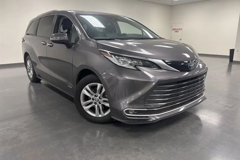 2021 Toyota Sienna Limited photo 1