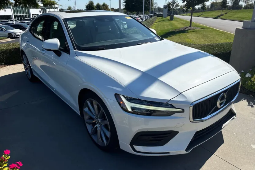 2019 Volvo S60 Momentum photo 1