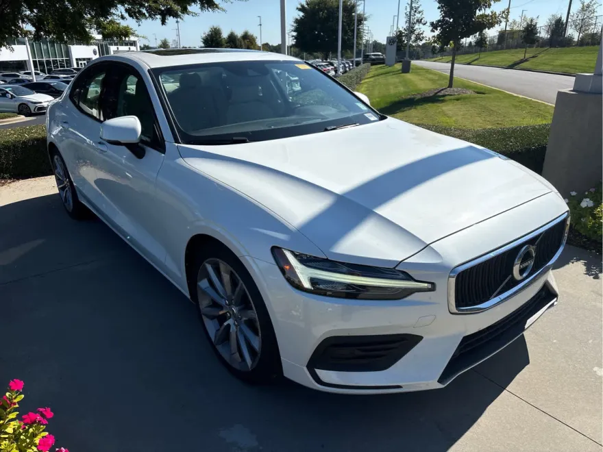 2019 Volvo S60 Momentum photo 1