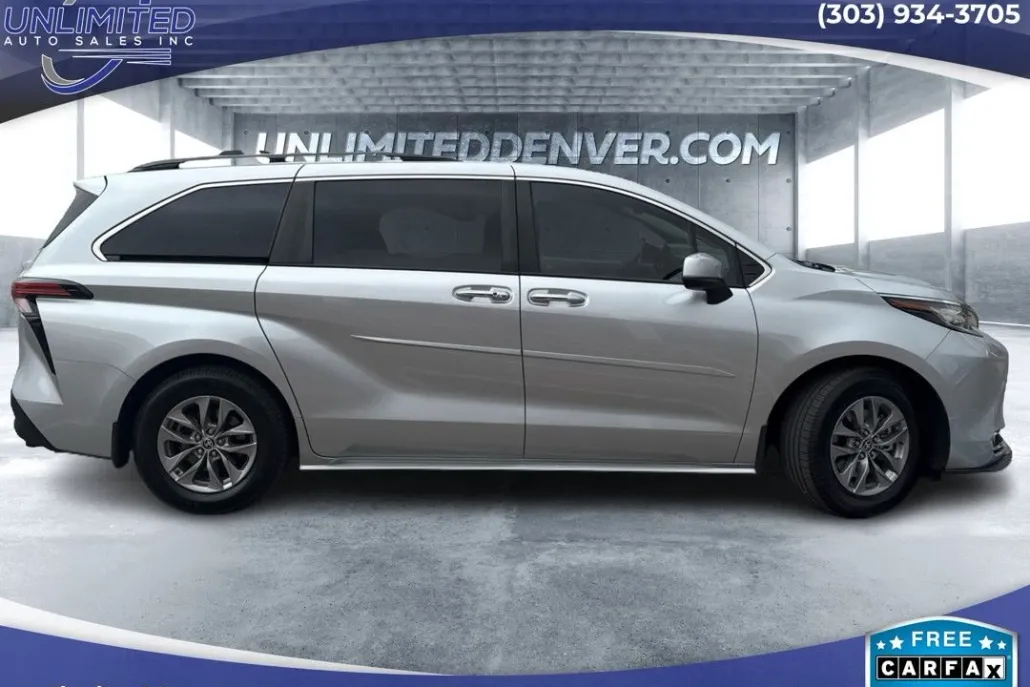 2022 Toyota Sienna XLE Hybrid photo 1
