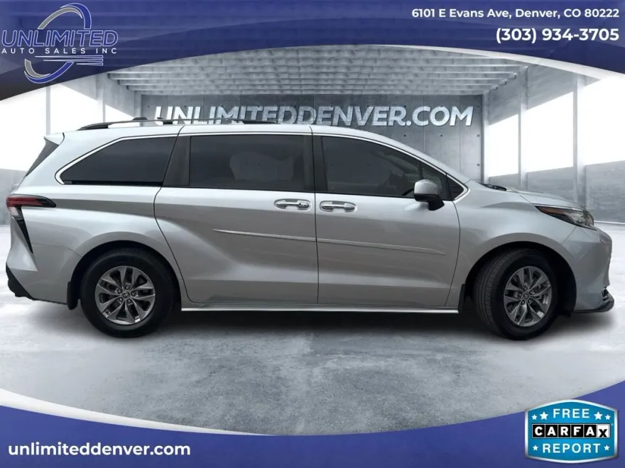 2022 Toyota Sienna XLE Hybrid photo 1