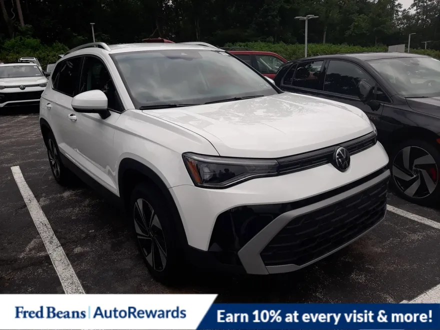 2025 Volkswagen Taos SE photo 1
