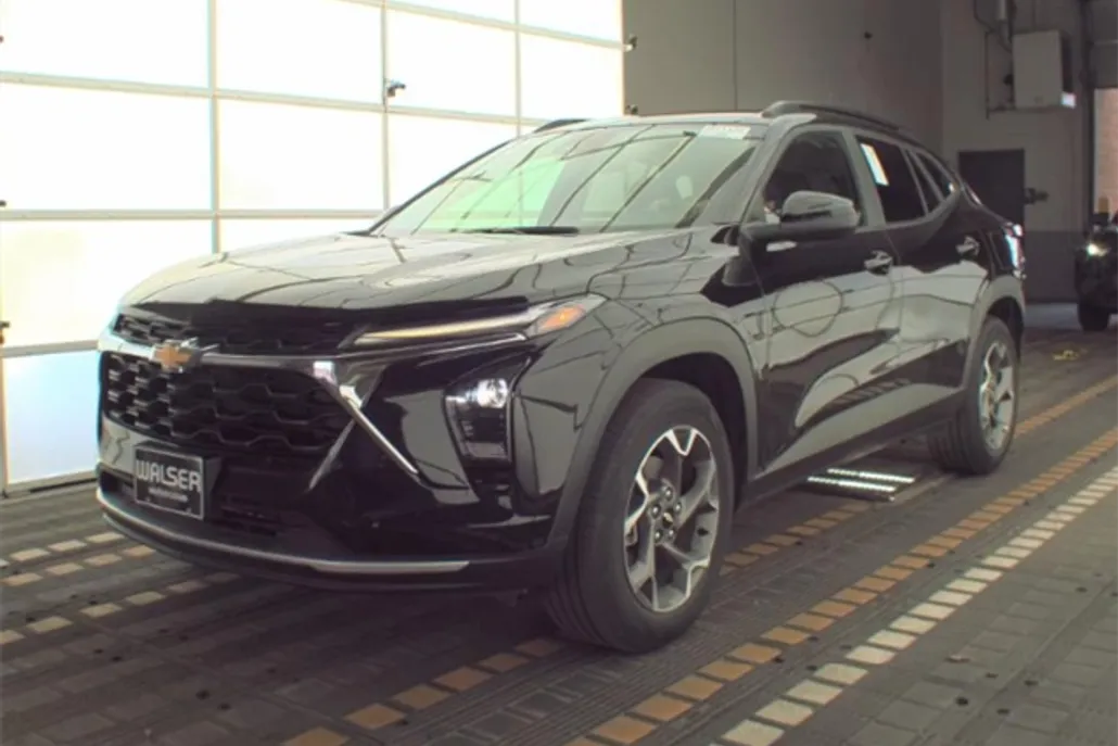 2024 Chevrolet Trax LT photo 1