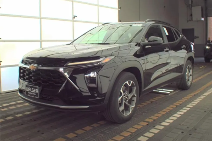 2024 Chevrolet Trax LT photo 1