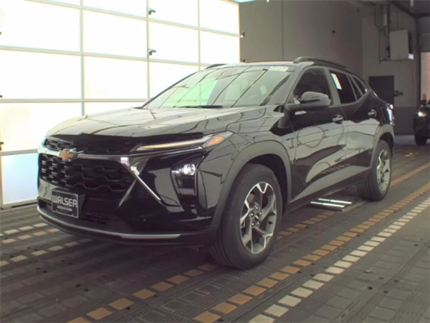 2024 Chevrolet Trax LT photo 1