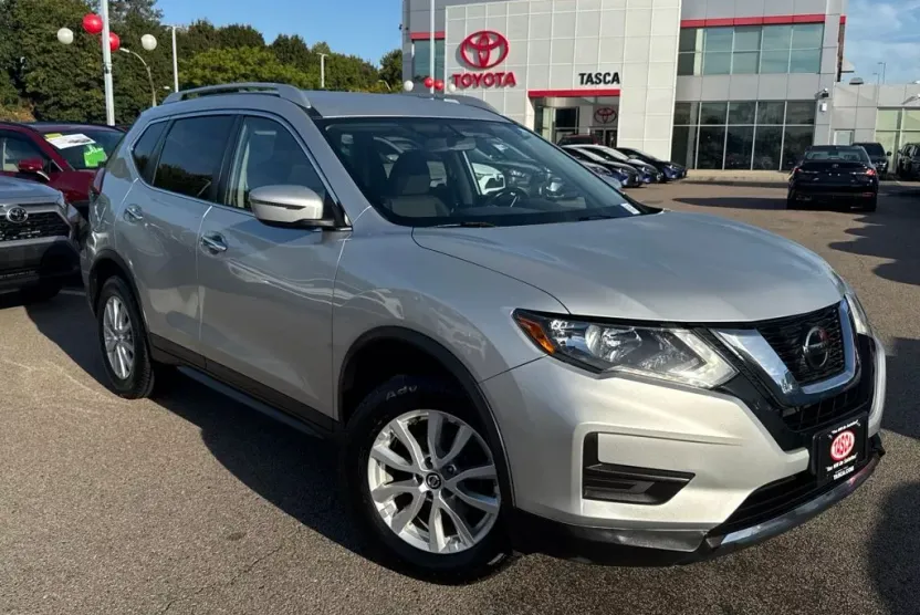 2018 Nissan Rogue SV photo 1