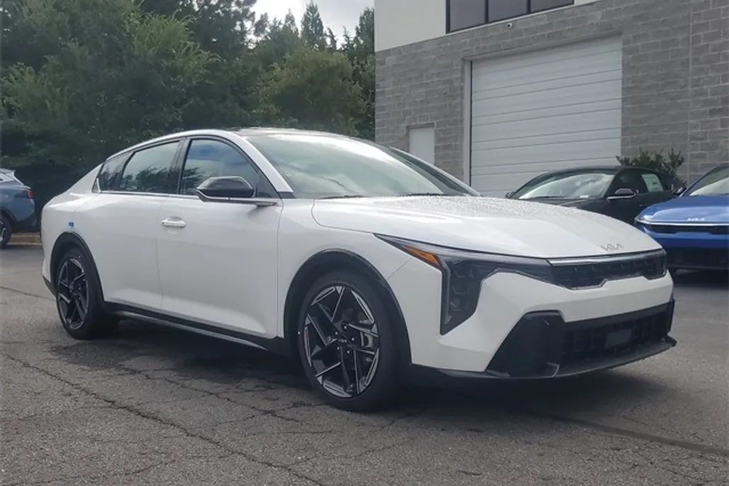 2025 Kia K4 GT-Line photo 1