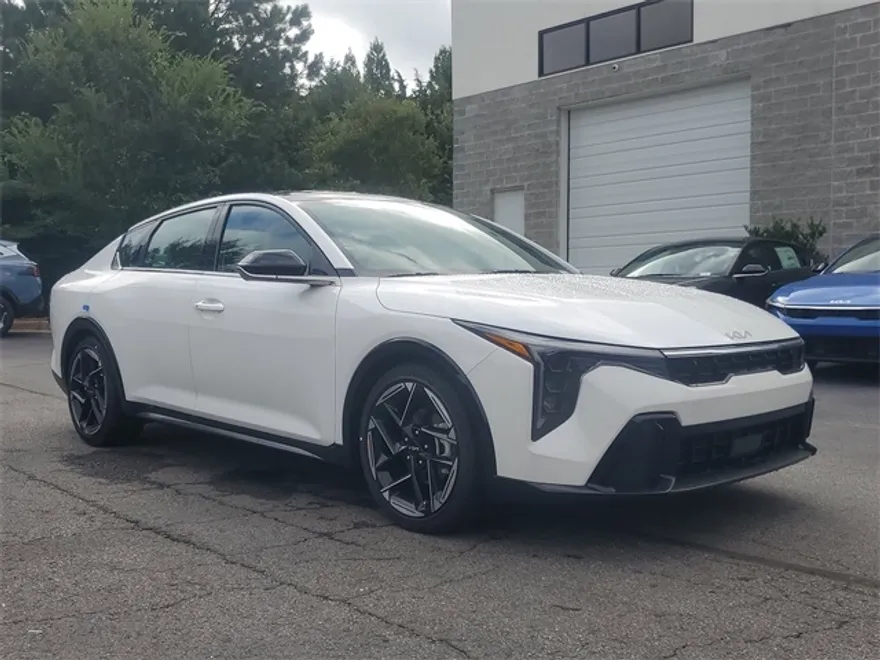 2025 Kia K4 GT-Line photo 1