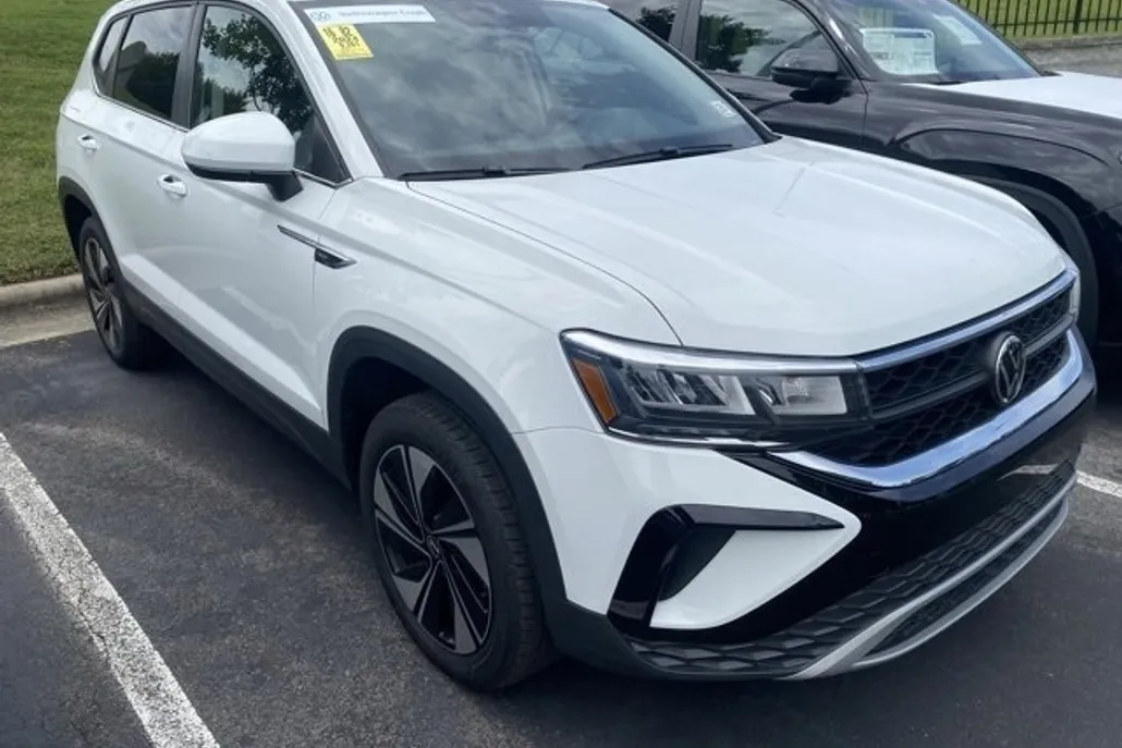 2024 Volkswagen Taos SE photo 1