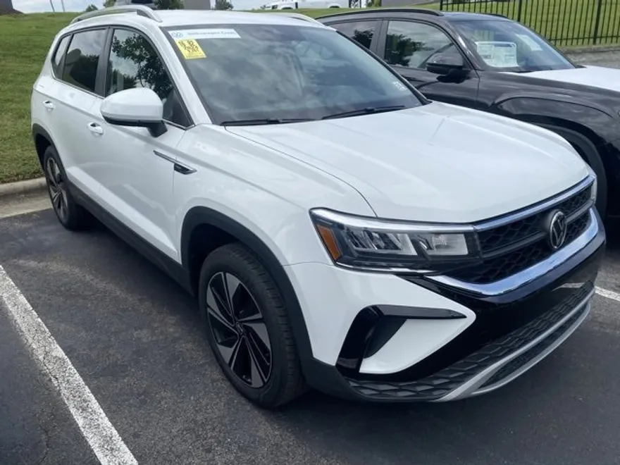 2024 Volkswagen Taos SE photo 1