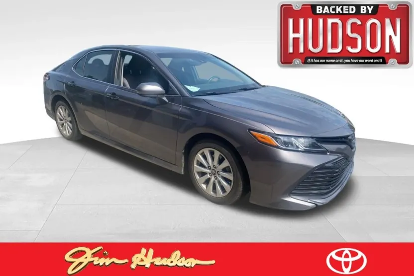 2018 Toyota Camry SE photo 1