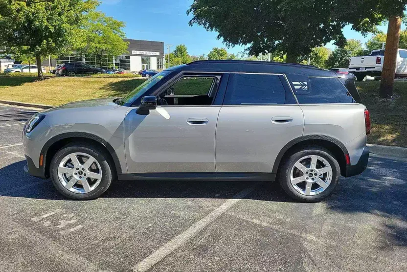 2025 Mini Cooper Iconic S ALL4 photo 1