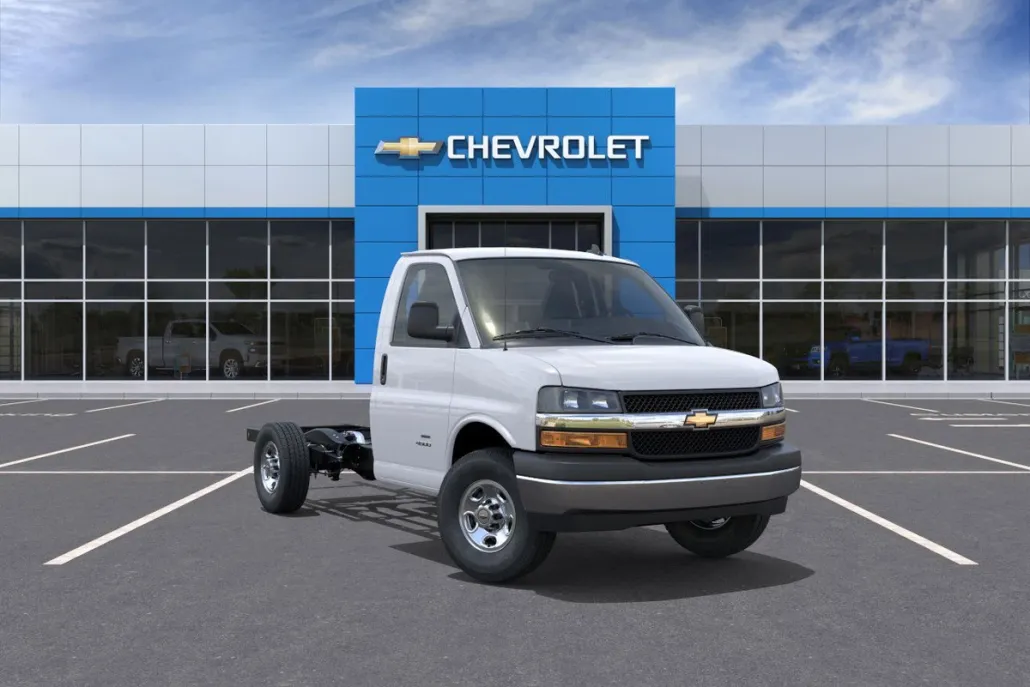 2025 Chevrolet Express Cutaway 3500 photo 1