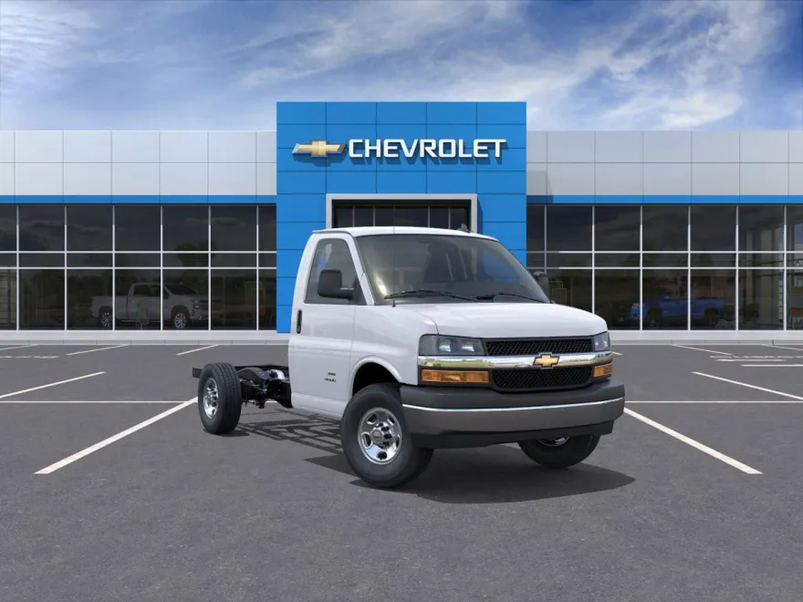 2025 Chevrolet Express Cutaway 3500 photo 1