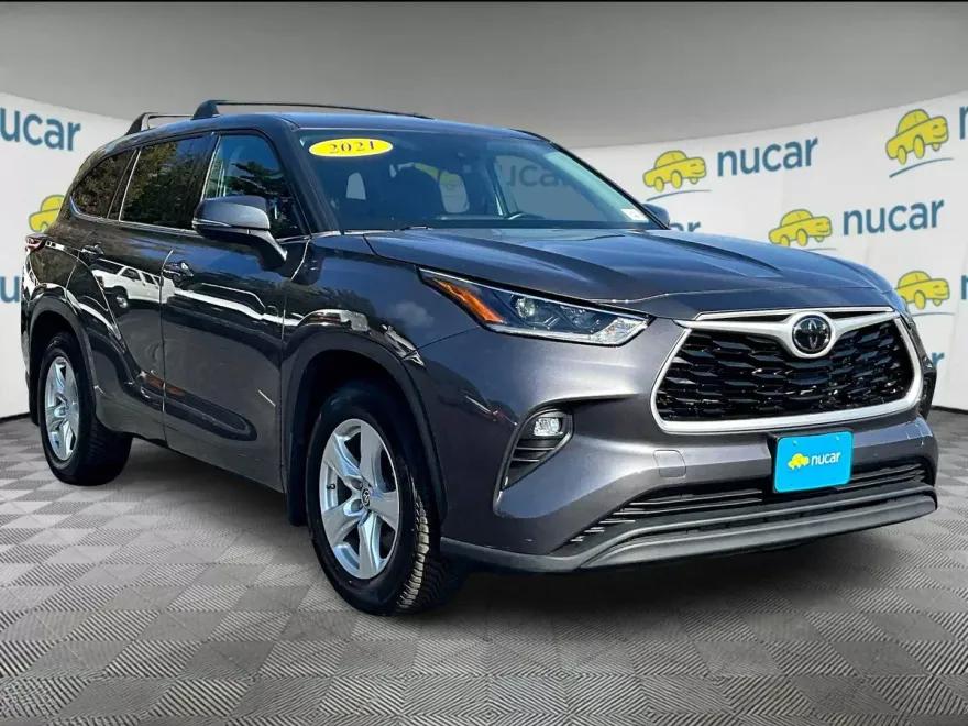 2021 Toyota Highlander LE photo 1