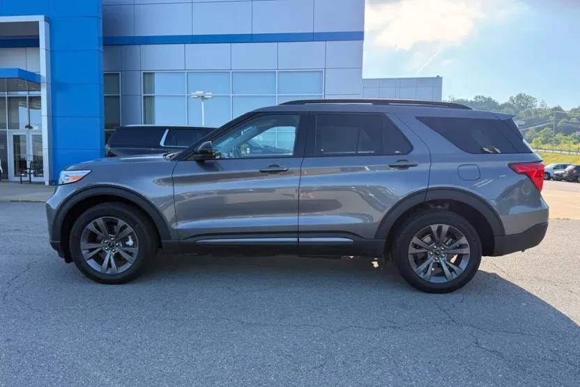 2024 Ford Explorer XLT photo 1