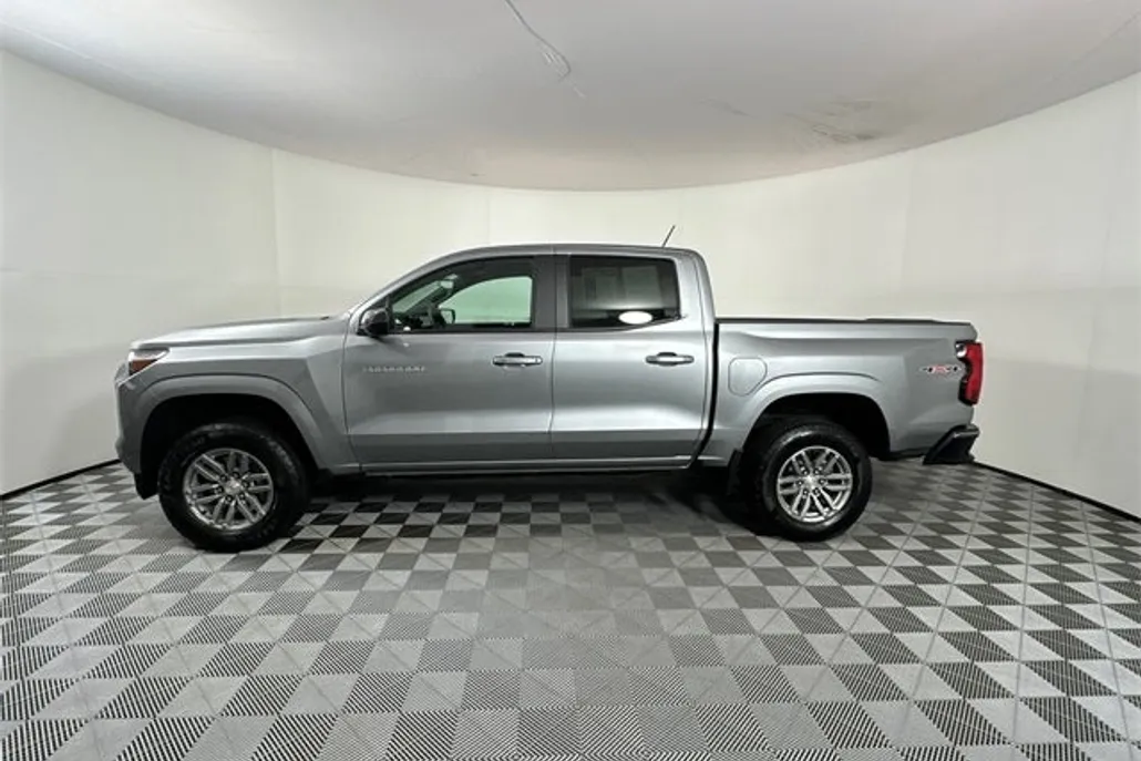 2024 Chevrolet Colorado LT photo 1