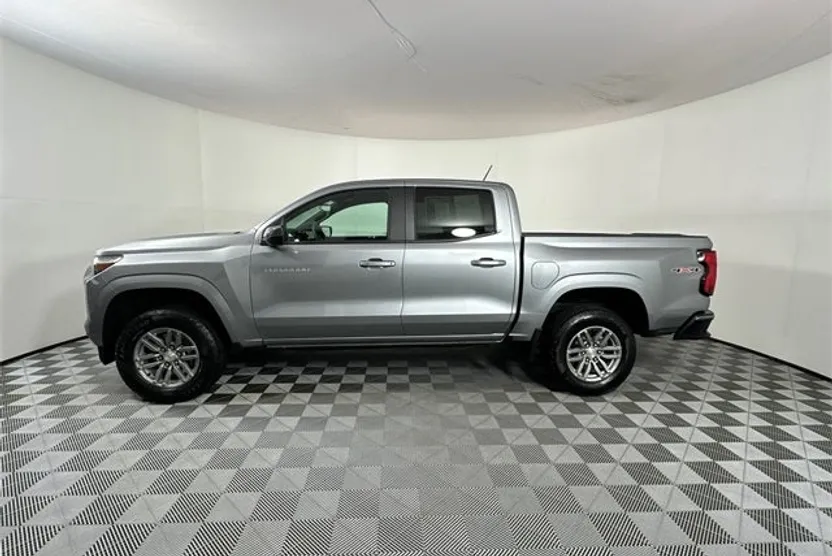 2024 Chevrolet Colorado LT photo 1