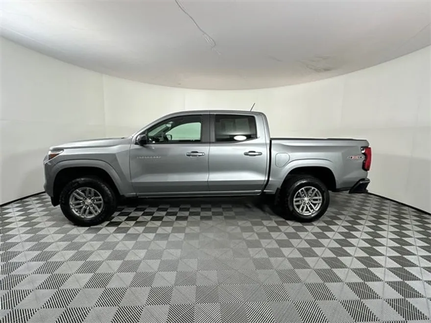 2024 Chevrolet Colorado LT photo 1