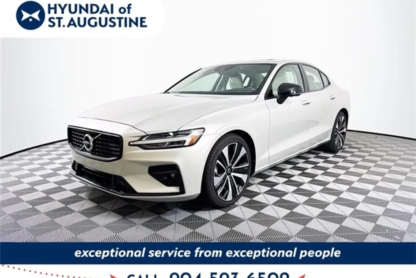 2022 Volvo S60 B5 Momentum photo 1