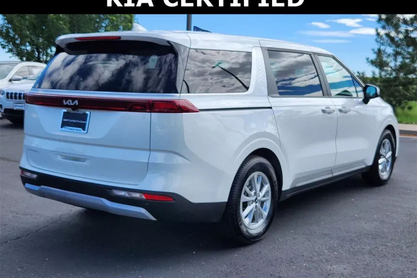 2024 Kia Carnival LX photo 1