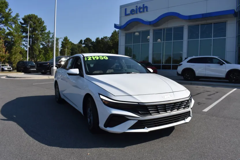 2024 Hyundai Elantra SEL photo 1