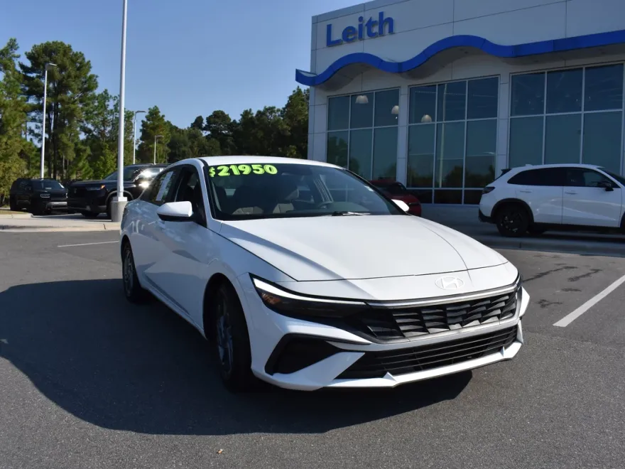 2024 Hyundai Elantra SEL photo 1