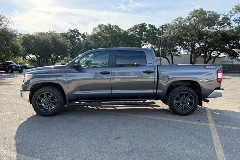2017 Toyota Tundra SR5 photo 1