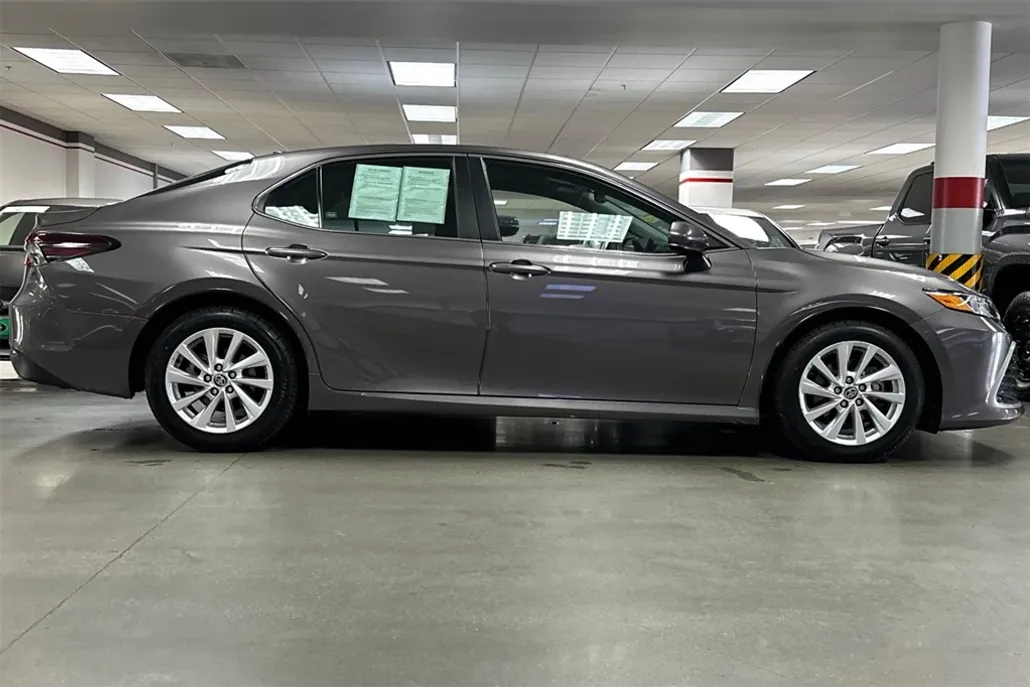 2023 Toyota Camry LE photo 1