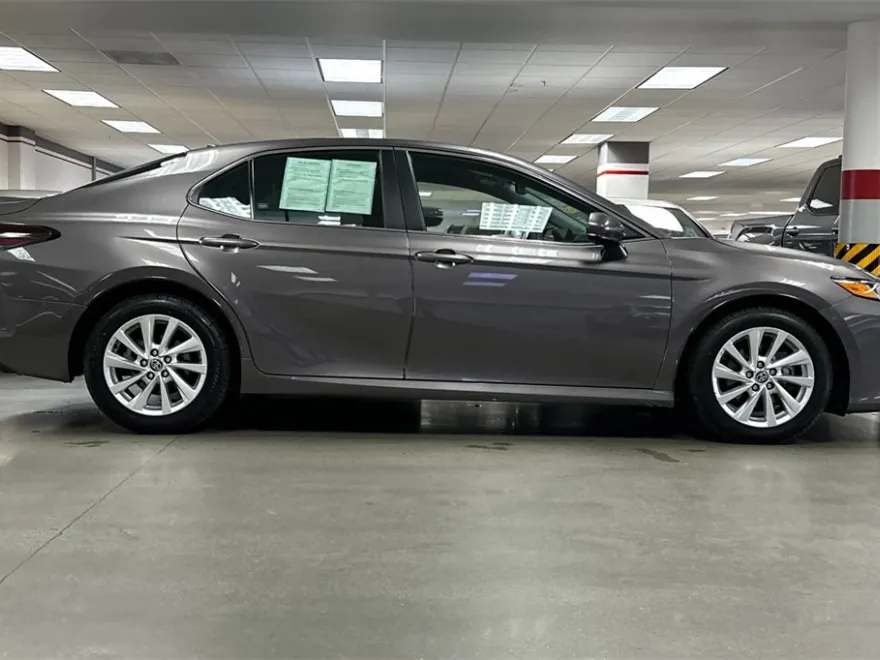 2023 Toyota Camry LE photo 1