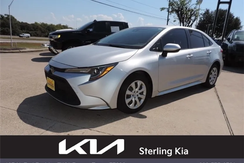 2021 Toyota Corolla LE photo 1