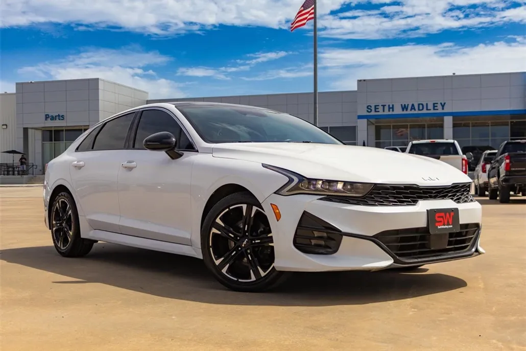 2023 Kia K5 GT-Line photo 1