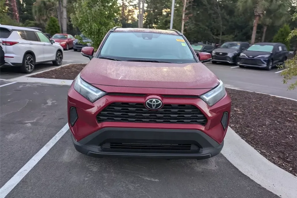 2022 Toyota RAV4 XLE photo 1
