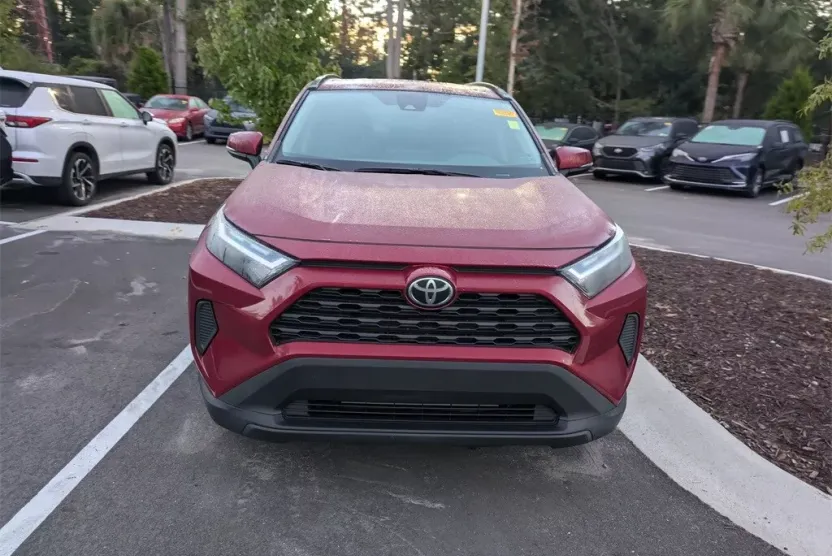 2022 Toyota RAV4 XLE photo 1