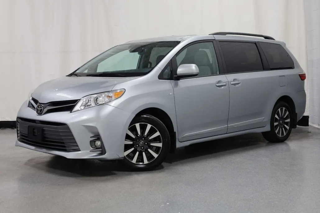 2019 Toyota Sienna XLE photo 1