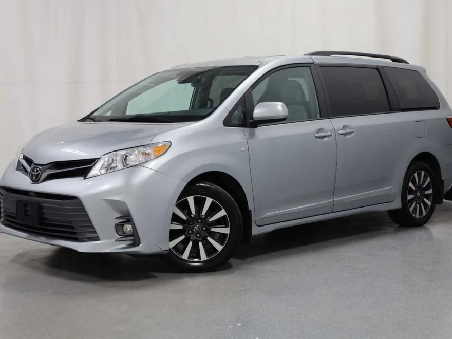 2019 Toyota Sienna XLE photo 1